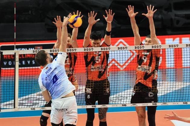 DEU, DVV, 1.VBL, BR Volleys vs. VFB Friredrichshafen, 21.01.2024, Max-Schmeling-Halle, Berlin, DEU, DVV, 1.VBL, BR Volleys vs. VFB Friredrichshafen, im Bild Cody Kessel (BR Volleys 11), Neheimjah Mote (BR Volleys 5), Timothee Carle (BR Volleys 9), Tim Peter (Friedrichshafen 4) Foto: Juergen Engler nordphoto GmbH