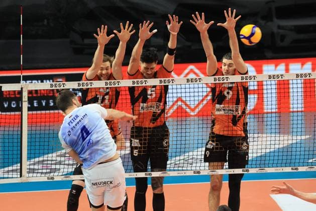 DEU, DVV, 1.VBL, BR Volleys vs. VFB Friredrichshafen, 21.01.2024, Max-Schmeling-Halle, Berlin, DEU, DVV, 1.VBL, BR Volleys vs. VFB Friredrichshafen, im Bild Cody Kessel (BR Volleys 11), Neheimjah Mote (BR Volleys 5), Timothee Carle (BR Volleys 9), Tim Peter (Friedrichshafen 4) Foto: Juergen Engler nordphoto GmbH