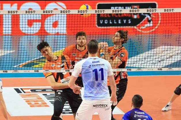 DEU, DVV, 1.VBL, BR Volleys vs. VFB Friredrichshafen, 21.01.2024, Max-Schmeling-Halle, Berlin, DEU, DVV, 1.VBL, BR Volleys vs. VFB Friredrichshafen, im Bild Neheimjah Mote (BR Volleys 5), Ruben Schott (BR Volleys 13), Timothee Carle (BR Volleys 9), Marcus Boehme (Friedrichshafen 11) Foto: Juergen Engler nordphoto GmbH
