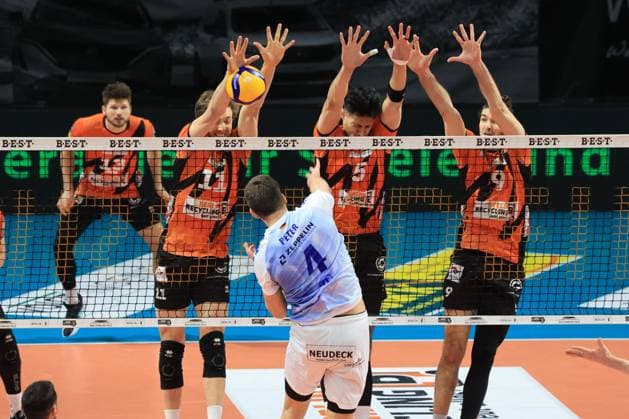 DEU, DVV, 1.VBL, BR Volleys vs. VFB Friredrichshafen, 21.01.2024, Max-Schmeling-Halle, Berlin, DEU, DVV, 1.VBL, BR Volleys vs. VFB Friredrichshafen, im Bild Cody Kessel (BR Volleys 11), äb5 , Timothee Carle (BR Volleys 9), Tim Peter (Friedrichshafen 4) Foto: Juergen Engler nordphoto GmbH