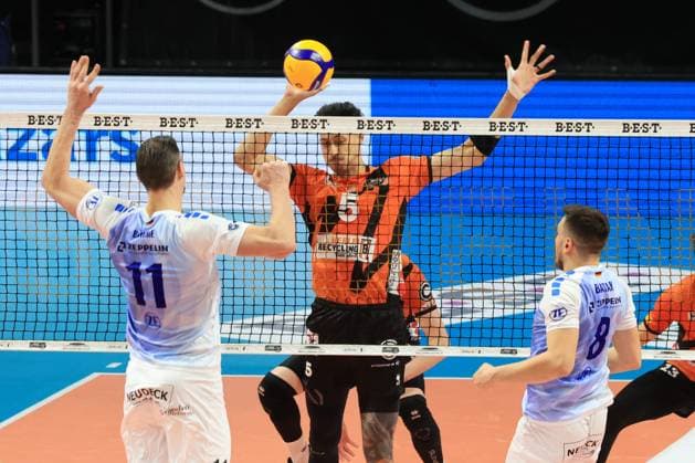 DEU, DVV, 1.VBL, BR Volleys vs. VFB Friredrichshafen, 21.01.2024, Max-Schmeling-Halle, Berlin, DEU, DVV, 1.VBL, BR Volleys vs. VFB Friredrichshafen, im Bild Neheimjah Mote (BR Volleys 5), Marcus Boehme (Friedrichshafen 11), Aleksa Batak (Friedrichshafen 8) Foto: Juergen Engler nordphoto GmbH