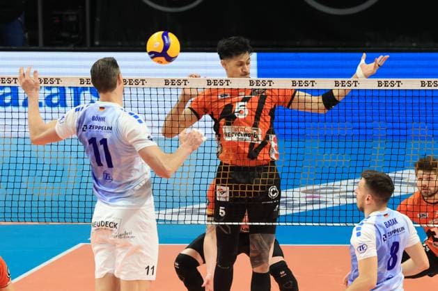 DEU, DVV, 1.VBL, BR Volleys vs. VFB Friredrichshafen, 21.01.2024, Max-Schmeling-Halle, Berlin, DEU, DVV, 1.VBL, BR Volleys vs. VFB Friredrichshafen, im Bild Neheimjah Mote (BR Volleys 5), Marcus Boehme (Friedrichshafen 11), Aleksa Batak (Friedrichshafen 8) Foto: Juergen Engler nordphoto GmbH