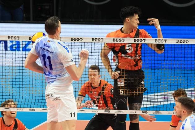 DEU, DVV, 1.VBL, BR Volleys vs. VFB Friredrichshafen, 21.01.2024, Max-Schmeling-Halle, Berlin, DEU, DVV, 1.VBL, BR Volleys vs. VFB Friredrichshafen, im Bild Neheimjah Mote (BR Volleys 5), Marcus Boehme (Friedrichshafen 11), Aleksa Batak (Friedrichshafen 8) Foto: Juergen Engler nordphoto GmbH
