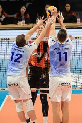 DEU, DVV, 1.VBL, BR Volleys vs. VFB Friredrichshafen, 21.01.2024, Max-Schmeling-Halle, Berlin, DEU, DVV, 1.VBL, BR Volleys vs. VFB Friredrichshafen, im Bild Marek Sotola (BR Volleys 17), Jan Fornal (Friedrichshafen 12), Marcus Boehme (Friedrichshafen 11) Foto: Juergen Engler nordphoto GmbH