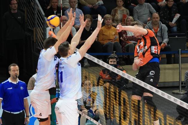 DEU, DVV, 1.VBL, BR Volleys vs. VFB Friredrichshafen, 21.01.2024, Max-Schmeling-Halle, Berlin, DEU, DVV, 1.VBL, BR Volleys vs. VFB Friredrichshafen, im Bild Marek Sotola (BR Volleys 17), Tim Peter (Friedrichshafen 4), Marcus Boehme (Friedrichshafen 11) Foto: Juergen Engler nordphoto GmbH