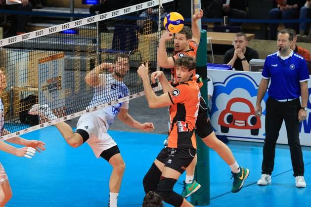 DEU, DVV, 1.VBL, BR Volleys vs. VFB Friredrichshafen, 21.01.2024, Max-Schmeling-Halle, Berlin, DEU, DVV, 1.VBL, BR Volleys vs. VFB Friredrichshafen, im Bild Johannes Tille (BR Volleys 6), Tobias Krick (BR Volleys 21), Tim Peter (Friedrichshafen 4) Foto: Juergen Engler nordphoto GmbH