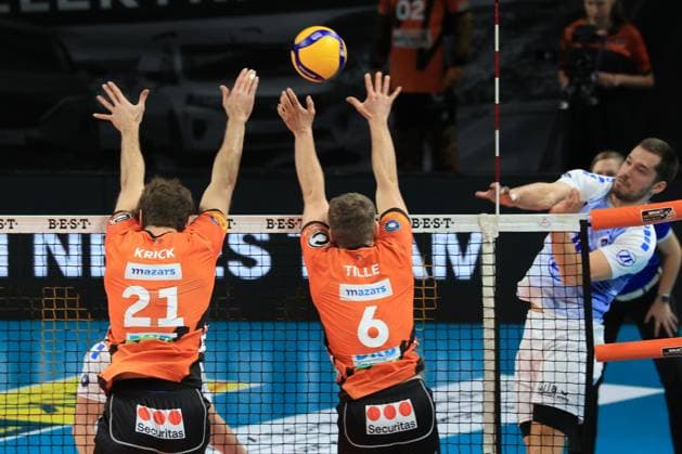 DEU, DVV, 1.VBL, BR Volleys vs. VFB Friredrichshafen, 21.01.2024, Max-Schmeling-Halle, Berlin, DEU, DVV, 1.VBL, BR Volleys vs. VFB Friredrichshafen, im Bild Tobias Krick (BR Volleys 21), Johannes Tille (BR Volleys 6), Marcus Boehme (Friedrichshafen 11) Foto: Juergen Engler nordphoto GmbH