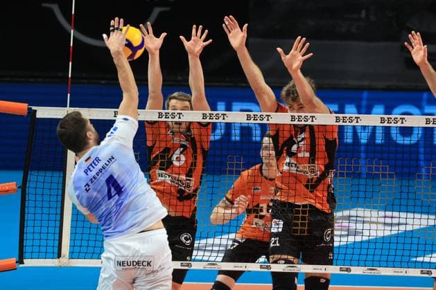 DEU, DVV, 1.VBL, BR Volleys vs. VFB Friredrichshafen, 21.01.2024, Max-Schmeling-Halle, Berlin, DEU, DVV, 1.VBL, BR Volleys vs. VFB Friredrichshafen, im Bild Johannes Tille (BR Volleys 6), Tobias Krick (BR Volleys 21), Tim Peter (Friedrichshafen 4) Foto: Juergen Engler nordphoto GmbH