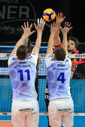 DEU, DVV, 1.VBL, BR Volleys vs. VFB Friredrichshafen, 21.01.2024, Max-Schmeling-Halle, Berlin, DEU, DVV, 1.VBL, BR Volleys vs. VFB Friredrichshafen, im Bild Ruben Schott (BR Volleys 13), Marcus Boehme (Friedrichshafen 11), Tim Peter (Friedrichshafen 4) Foto: Juergen Engler nordphoto GmbH