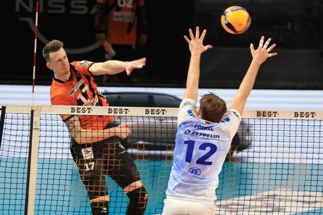 DEU, DVV, 1.VBL, BR Volleys vs. VFB Friredrichshafen, 21.01.2024, Max-Schmeling-Halle, Berlin, DEU, DVV, 1.VBL, BR Volleys vs. VFB Friredrichshafen, im Bild Marek Sotola (BR Volleys 17), Jan Fornal (Friedrichshafen 12) Foto: Juergen Engler nordphoto GmbH