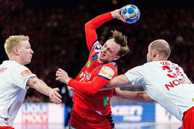 Handball, EM 2024 in Deutschland, Die Highlights Wurf Tor Tobias Groendahl (Norwegen, 22) GER, Norwegen vs. Daenemark, Handball, Maenner, EHF Euro 2024, Hauptrunde 2, Spieltag 3, 21.01.2024 GER, Norwegen vs. Daenemark, Handball, Maenner, EHF Euro 2024, Hauptrunde 2, Spieltag 3, 21.01.2024 Hamburg Copyright: xEibner-Pressefoto MarcelxvonxFehrnx EP_MFN