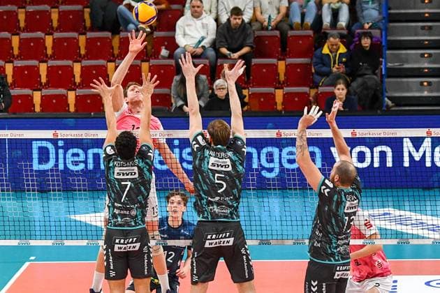 v.li.: Frixos Kotsakis (Powervolleys Düren, 7), Charlie Peters (Netzhoppers KW, 13), Luc von der Ent (Powervolleys Düren, 5), Sebastian Gevert (Powervolleys Düren, 13), Aktion, Action, Spielszene