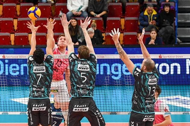 v.li.: Frixos Kotsakis (Powervolleys Düren, 7), Charlie Peters (Netzhoppers KW, 13), Luc von der Ent (Powervolleys Düren, 5), Sebastian Gevert (Powervolleys Düren, 13), Aktion, Action, Spielszene