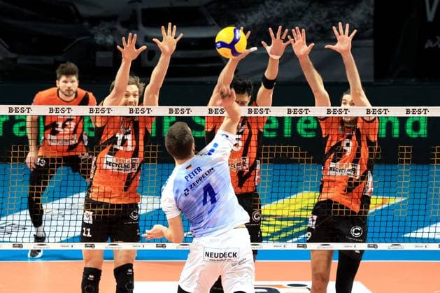 DEU, DVV, 1.VBL, BR Volleys vs. VFB Friredrichshafen, 21.01.2024, Max-Schmeling-Halle, Berlin, DEU, DVV, 1.VBL, BR Volleys vs. VFB Friredrichshafen, im Bild Cody Kessel (BR Volleys 11), äb5 , Timothee Carle (BR Volleys 9), Tim Peter (Friedrichshafen 4) Foto: Juergen Engler nordphoto GmbH