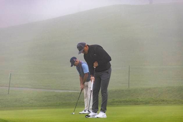 LA JOLLA, CA - JANUARY 22: Kevin Streelman, left, and Matti Schmid take putts on the 5th green on the first practice day before this week™s PGA, Golf Herren Tour Farmer™s Insurance Open, at Torrey Pines Golf Course, Monday, January 22, 2024, in La Jolla, California. (Photo by Tony Ding Icon Sportswire) GOLF: JAN 22 PGA Farmers Insurance Open EDITORIAL USE ONLY Icon46520240122017