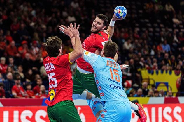 Wurf Tor Miguel Martins (Portugal, 10) GER, Niederlande vs. Portugal, Handball, Maenner, EHF Euro 2024, Hauptrunde 2, Spieltag 4, 23.01.2024 GER, Niederlande vs. Portugal, Handball, Maenner, EHF Euro 2024, Hauptrunde 2, Spieltag 4, 23.01.2024 Hamburg Copyright: xEibner-Pressefoto MarcelxvonxFehrnx EP_MFN
