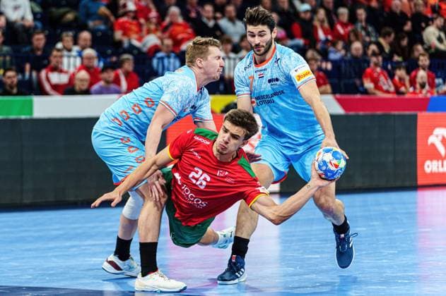 Handball, EM, Niederlande - Portugal Ivar Stavast (Niederlande, 03), Francisco Costa (Portugal, 26), Robin Schoenaker (Niederlande, 07) GER, Niederlande vs. Portugal, Handball, Maenner, EHF Euro 2024, Hauptrunde 2, Spieltag 4, 23.01.2024 GER, Niederlande vs. Portugal, Handball, Maenner, EHF Euro 2024, Hauptrunde 2, Spieltag 4, 23.01.2024 Hamburg Copyright: xEibner-Pressefoto MarcelxvonxFehrnx EP_MFN