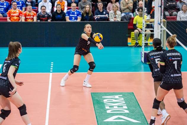 Celine Van Gestel (Ladies in Black Aachen, 09) - Ballannahme Allianz MTV Stuttgart - Ladies in Black Aachen, Volleyball Bundesliga, Frauen, VBL, Saison 2023 24, 24.01.2024, Stuttgart (SCHARRena), DEU Allianz MTV Stuttgart - Ladies in Black Aachen, Sport, Volleyball Bundesliga, Frauen, VBL, Saison 2023 24, 24.01.2024, Stuttgart (SCHARRena), DEU Stuttgart Copyright: xSandyxDinkelackerx EP_SDR