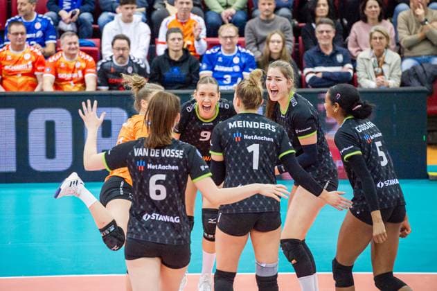 Celine Van Gestel (Ladies in Black Aachen, 09), Mitte freut sich, Jubel mit Team Allianz MTV Stuttgart - Ladies in Black Aachen, Volleyball Bundesliga, Frauen, VBL, Saison 2023 24, 24.01.2024, Stuttgart (SCHARRena), DEU Allianz MTV Stuttgart - Ladies in Black Aachen, Sport, Volleyball Bundesliga, Frauen, VBL, Saison 2023 24, 24.01.2024, Stuttgart (SCHARRena), DEU Stuttgart Copyright: xSandyxDinkelackerx EP_SDR