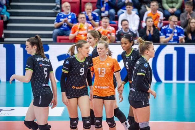 Nicole Van de Vosse (Ladies in Black Aachen, 06), Celine Van Gestel (Ladies in Black Aachen, 09), Annie Cesar (Ladies in Black Aachen, 13), Gabby Goddard (Ladies in Black Aachen, 05), Fleur Meinders (Ladies in Black Aachen, 01) vl. - sichtlich unzufrieden Allianz MTV Stuttgart - Ladies in Black Aachen, Volleyball Bundesliga, Frauen, VBL, Saison 2023 24, 24.01.2024, Stuttgart (SCHARRena), DEU Allianz MTV Stuttgart - Ladies in Black Aachen, Sport, Volleyball Bundesliga, Frauen, VBL, Saison 2023 24, 24.01.2024, Stuttgart (SCHARRena), DEU Stuttgart Copyright: xSandyxDinkelackerx EP_SDR