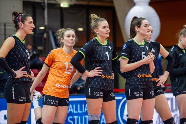 Annie Cesar (Ladies in Black Aachen, 13), Fleur Meinders (Ladies in Black Aachen, 01), Nicole Van de Vosse (Ladies in Black Aachen, 06) - sichtlich enttaeuscht nach Niederlage in Stuttgart Allianz MTV Stuttgart - Ladies in Black Aachen, Volleyball Bundesliga, Frauen, VBL, Saison 2023 24, 24.01.2024, Stuttgart (SCHARRena), DEU Allianz MTV Stuttgart - Ladies in Black Aachen, Sport, Volleyball Bundesliga, Frauen, VBL, Saison 2023 24, 24.01.2024, Stuttgart (SCHARRena), DEU Stuttgart Copyright: xSandyxDinkelackerx EP_SDR