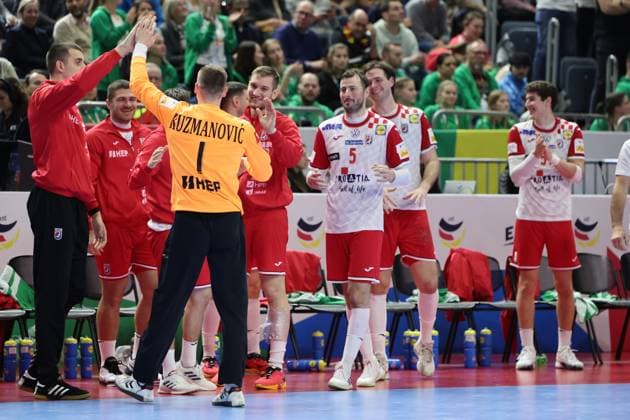 GER, EHF Euro 2024, Men, Hauptrunde, Gruppe 1, 4. Spieltag, Cologne, Deutschland (GER) vs. Kroatien (CRO) 24.01.2024, Lanxess Arena , Koeln , GER, EHF Euro 2024, Men, Hauptrunde, Gruppe 1, 4. Spieltag, Cologne, Deutschland (GER) vs. Kroatien (CRO), im Bild: Dominik Kuzmanovic (CRO 1), freut sich über einen gehaltenen Ball, Jubel der Bank
