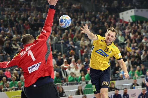 GER, EHF Euro 2024, Men, Halbfinale, Cologne, Frankreich (FRA) vs. Schweden (SWE) 26.01.2024, Lanxess Arena , Koeln , GER, EHF Euro 2024, Men, Halbfinale, Cologne, Frankreich (FRA) vs. Schweden (SWE), im Bild: Hampus Wanne (SWE 15), im Zweikampf gegen Samir Bellahcene (FRA 1),