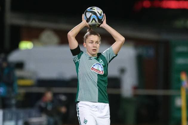 v.li.: Michelle Ulbrich (SV Werder Bremen, 5) beim Einwurf, Aktion, Action, Spielszene, Portrait, Nahaufnahme, Einzelfoto, Einzelbild, DIE DFB-RICHTLINIEN UNTERSAGEN JEGLICHE NUTZUNG VON FOTOS ALS SEQUENZBILDER UND ODER VIDEOÄHNLICHE FOTOSTRECKEN. DFB REGULATIONS PROHIBIT ANY USE OF PHOTOGRAPHS AS IMAGE SEQUENCES AND OR QUASI-VIDEO., 26.01.2024, Bremen (Deutschland), Fussball, Google Pixel Frauen-Bundesliga, SV Werder Bremen - Bayer 04 Leverkusen