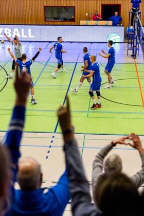27.01.2024, GER, 2.BL Maenner Sued, Volleyball, Saison 2023 2024, Blue Volleys Gotha vs TV Rottenburg 1861 Jubel bei der Mannschaft Blue Volleys Gotha über den erfolgreichen Satzgewinn gegen TV Rottenburg 1861 Im Bild zu sehen Stueckrad, Max (Blue Volleys Gotha) Dominik Duchac (Blue Volleys Gotha) Krochmann, Hannes (Blue Volleys Gotha) Gorski, Tomasz (Blue Volleys Gotha) Werner, Robert (Blue Volleys Gotha) Assmann, Christoph (Blue Volleys Gotha) 99867 Gotha Ernestiner-Halle Thüringen Deutschland