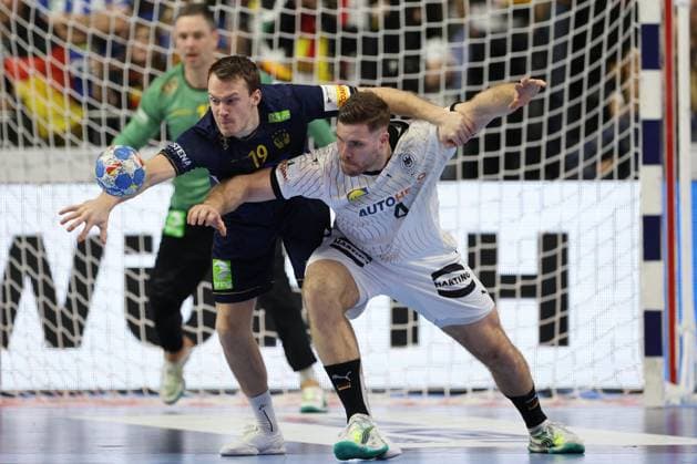 GER, EHF Euro 2024, Men, Spiel um 3.Platz, Cologne, Schweden (SWE) vs. Deutschland (GER) 28.01.2024, Lanxess Arena , Koeln , GER, EHF Euro 2024, Men, Spiel um 3.Platz, Cologne, Schweden (SWE) vs. Deutschland (GER) , im Bild: Johannes Golla (GER 4), im Zweikampf gegen Felix Claar (SWE 19),