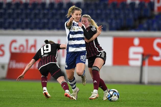 Meret Guenster ( MSV Duisburg Frauen ) wird von Vanessa Haim ( links 1 FC Nuernberg Frauen ) und Selma Magnusdottir ( rechts 1 FC Nuernberg Frauen ) in die Zange genommen. GER, MSV Duisburg Frauen vs 1 FC Nuernberg Frauen, Fussball, Bundesliga,11. Spieltag Spielzeit 2023 2024, 28.01.2024 DFL DFB REGULATIONS PROHIBIT ANY USE OF PHOTOGRAPHS AS IMAGE SEQUENCES AND OR QUASI-VIDEO GER, MSV Duisburg Frauen vs 1 FC Nuernberg Frauen, Fussball, Bundesliga,11. Spieltag Spielzeit 2023 2024, 28.01.2024 Duisburg Copyright: xEibner-Pressefoto ThomasxThienelx EP_TTL