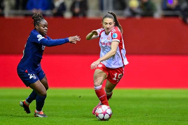v.li.: Sandy Baltimoe (PSG, 21) Katharina Naschenweng (FC Bayern München, FCB, 19) im Zweikampf, Duell, duel, tackle, Dynamik, Action, Aktion, 30.01.2024, München (Deutschland), Fussball, UEFA Womens Champions League, Gruppe C, FC Bayern München - Paris Saint-Germain
