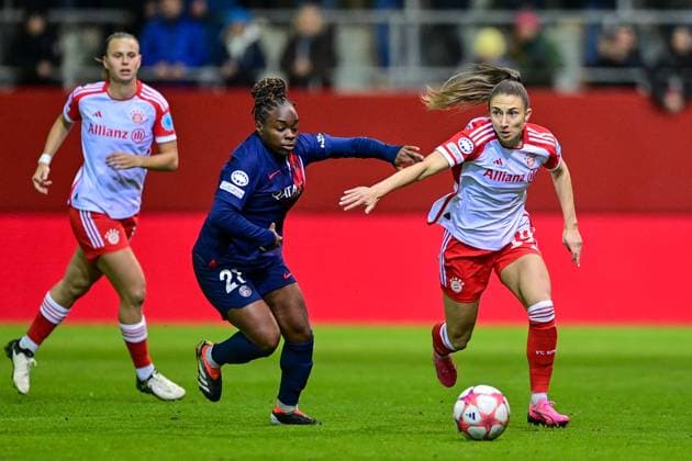 v.li.: Klara Bühl (FC Bayern München, FCB, 17) Sandy Baltimoe (PSG, 21) Katharina Naschenweng (FC Bayern München, FCB, 19) im Zweikampf, Duell, duel, tackle, Dynamik, Action, Aktion, 30.01.2024, München (Deutschland), Fussball, UEFA Womens Champions League, Gruppe C, FC Bayern München - Paris Saint-Germain