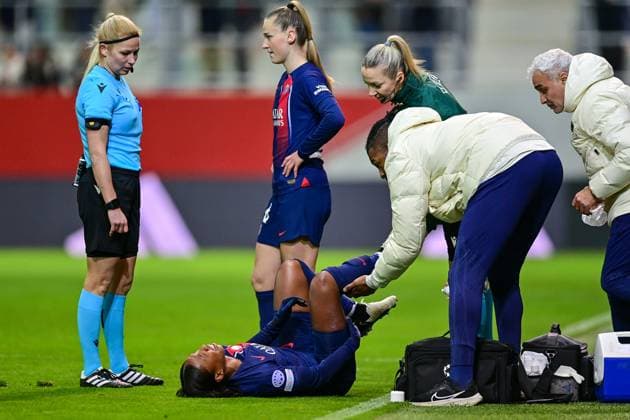 Grace Geyoro (PSG, 8) muss auf dem Feld behandelt werden, verletzt, Verletzung, injured, sporting injury, mit Schmerzen nach einem Foul, racked with pain, 30.01.2024, München (Deutschland), Fussball, UEFA Womens Champions League, Gruppe C, FC Bayern München - Paris Saint-Germain