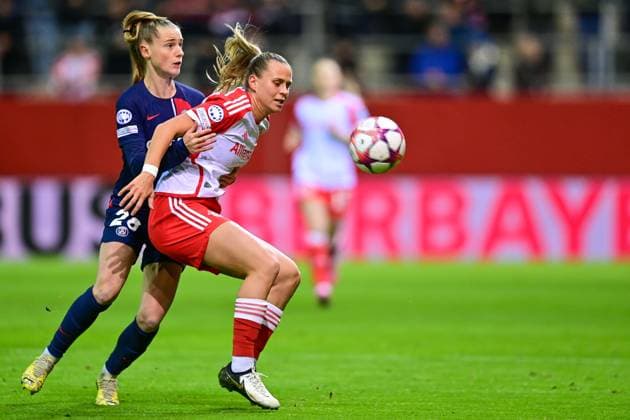 v.li.: Jade Le Guilly (PSG, 28) Klara Bühl (FC Bayern München, FCB, 17) im Zweikampf, Duell, duel, tackle, Dynamik, Action, Aktion, 30.01.2024, München (Deutschland), Fussball, UEFA Womens Champions League, Gruppe C, FC Bayern München - Paris Saint-Germain