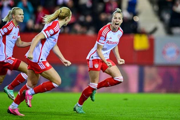 v.li.: Pernille Harder (FC Bayern München, FCB, 21) Glodis Perla Viggosdottir (FC Bayern München , 4) Giulia Gwinn (FC Bayern München, FCB, 7) mit Torjubel, Jubel, Torjubel, Torerfolg, celebrate the goal, goal, celebration, Jubel ueber das Tor zum 1:0 durch Giulia Gwinn (FC Bayern München, FCB, 7), optimistisch, Action, Aktion, 30.01.2024, München (Deutschland), Fussball, UEFA Womens Champions League, Gruppe C, FC Bayern München - Paris Saint-Germain xslx