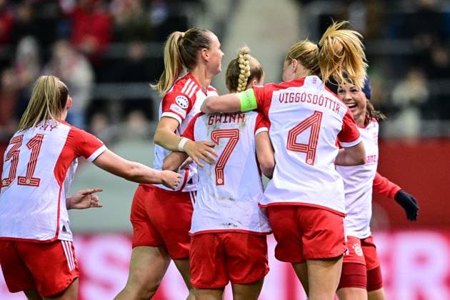 Spielerinnen des FC Bayern mit Torjubel, Jubel, Torjubel, Torerfolg, celebrate the goal, goal, celebration, Jubel ueber das Tor zum 1:0 durch Giulia Gwinn (FC Bayern München, FCB, 7) (3.v.li.), optimistisch, Action, Aktion, 30.01.2024, München (Deutschland), Fussball, UEFA Womens Champions League, Gruppe C, FC Bayern München - Paris Saint-Germain