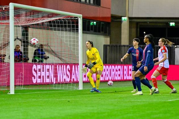 Giulia Gwinn (FC Bayern München, FCB, 7) (nicht im Bild, not pictured) trifft zum 1:0, Constance Picaud (Goalkeeper, Torhüterin, PSG, 16) Elisa De Almeida (PSG, 5) Marie-Antoinette Katoto (PSG, 9) und Sydney Lohmann (FC Bayern München, FCB, 12) schauen dem Ball hinterher, 30.01.2024, München (Deutschland), Fussball, UEFA Womens Champions League, Gruppe C, FC Bayern München - Paris Saint-Germain