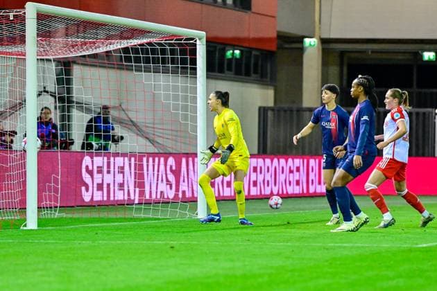 Giulia Gwinn (FC Bayern München, FCB, 7) (nicht im Bild, not pictured) trifft zum 1:0, Constance Picaud (Goalkeeper, Torhüterin, PSG, 16) Elisa De Almeida (PSG, 5) Marie-Antoinette Katoto (PSG, 9) und Sydney Lohmann (FC Bayern München, FCB, 12) schauen dem Ball hinterher, 30.01.2024, München (Deutschland), Fussball, UEFA Womens Champions League, Gruppe C, FC Bayern München - Paris Saint-Germain