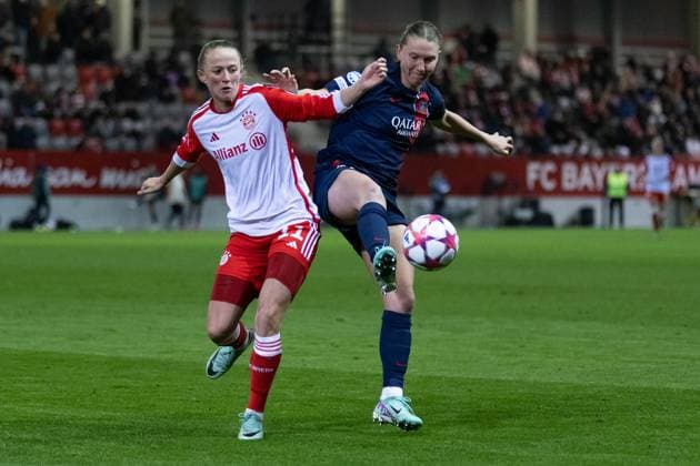 Kampf um den Ball Zweikampf zwischen Lea Schueller (FC Bayern Muenchen Frauen, 11) und Clare Hunt (Paris Saint-Germain, 15). FC Bayern Muenchen Frauen vs. Paris Saint-Germain, Fussball Champions League Frauen, Gruppenphase, 6. Spieltag, Saison 2023 2024, 30.01.2024. FC Bayern Muenchen Frauen vs. Paris Saint-Germain, Fussball Champions League Frauen, Gruppenphase, 6. Spieltag, Saison 2023 2024, 30.01.2024. Muenchen Copyright: xEibner-Pressefoto HeikexFeinerx EP_HFR