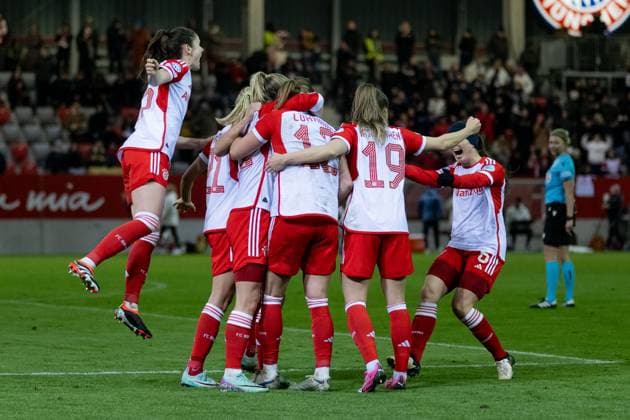Die Bayern - Spielerinnen bejubeln mit Sydney Lohmann (FC Bayern Muenchen Frauen, 12) deren Tor zur 2.1 - Fuehrung. FC Bayern Muenchen Frauen vs. Paris Saint-Germain, Fussball Champions League Frauen, Gruppenphase, 6. Spieltag, Saison 2023 2024, 30.01.2024. FC Bayern Muenchen Frauen vs. Paris Saint-Germain, Fussball Champions League Frauen, Gruppenphase, 6. Spieltag, Saison 2023 2024, 30.01.2024. Muenchen Copyright: xEibner-Pressefoto HeikexFeinerx EP_HFR