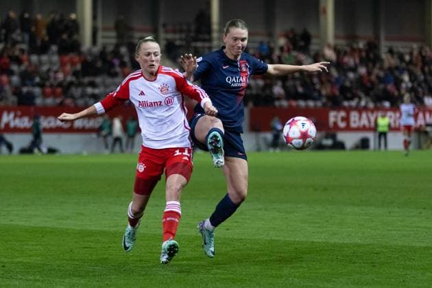 Kampf um den Ball Zweikampf zwischen Lea Schueller (FC Bayern Muenchen Frauen, 11) und Clare Hunt (Paris Saint-Germain, 15). FC Bayern Muenchen Frauen vs. Paris Saint-Germain, Fussball Champions League Frauen, Gruppenphase, 6. Spieltag, Saison 2023 2024, 30.01.2024. FC Bayern Muenchen Frauen vs. Paris Saint-Germain, Fussball Champions League Frauen, Gruppenphase, 6. Spieltag, Saison 2023 2024, 30.01.2024. Muenchen Copyright: xEibner-Pressefoto HeikexFeinerx EP_HFR