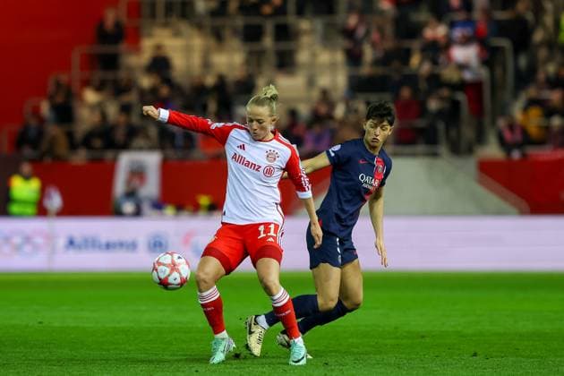Lea Schueller (FC Bayern Muenchen, 11) mit Elisa de Almeida (Paris St. Germain, 05) FC Bayern Muenchen vs. Paris St. Germain, Fussball UEFA Women s Champions League, Gruppenrunde 6. Spieltag, Saison 23 24, 30.01.2024; FC Bayern Muenchen vs. Paris St. Germain, Fussball UEFA Women s Champions League, Gruppenrunde 6. Spieltag, Saison 23 24, 30.01.2024 Muenchen Copyright: xEibner-Pressefoto JennixMaulx EP_JML