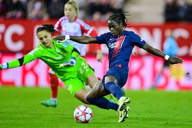 v.li.: Maria Luisa Grohs (Torwart, Torfrau, FC Bayern München, FCB, 22) Tabitha Chawinga (PSG, 22) erzielt das Tor zum 1:1, 30.01.2024, München (Deutschland), Fussball, UEFA Womens Champions League, Gruppe C, FC Bayern München - Paris Saint-Germain