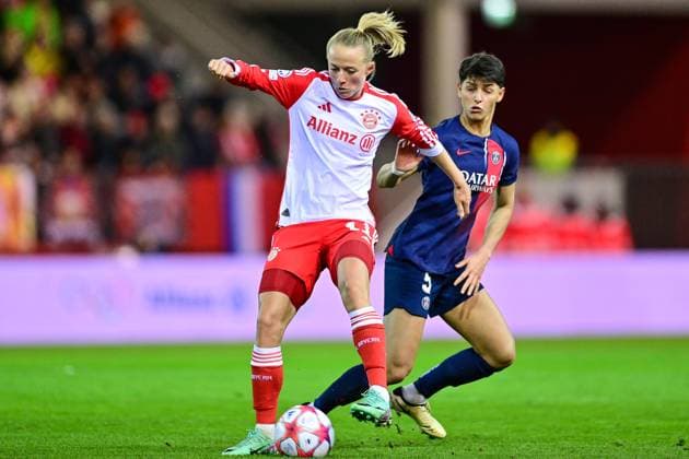 v.li.: Lea Schüller (FC Bayern München, FCB, 11) Elisa De Almeida (PSG, 5) im Zweikampf, Duell, duel, tackle, Dynamik, Action, Aktion, 30.01.2024, München (Deutschland), Fussball, UEFA Womens Champions League, Gruppe C, FC Bayern München - Paris Saint-Germain