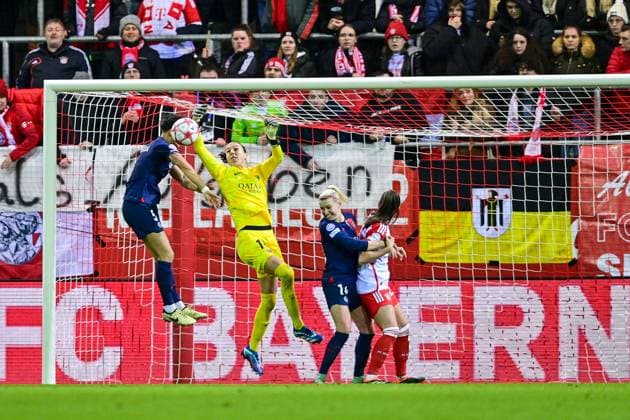 v.li.: Elisa De Almeida (PSG, 5) Constance Picaud (Goalkeeper, Torhüterin, PSG, 16) faustet den Ball aus dem Strafraum, Jackie Groenen (PSG, 14) Sarah Zadrazil (FC Bayern München, FCB, 25), 30.01.2024, München (Deutschland), Fussball, UEFA Womens Champions League, Gruppe C, FC Bayern München - Paris Saint-Germain