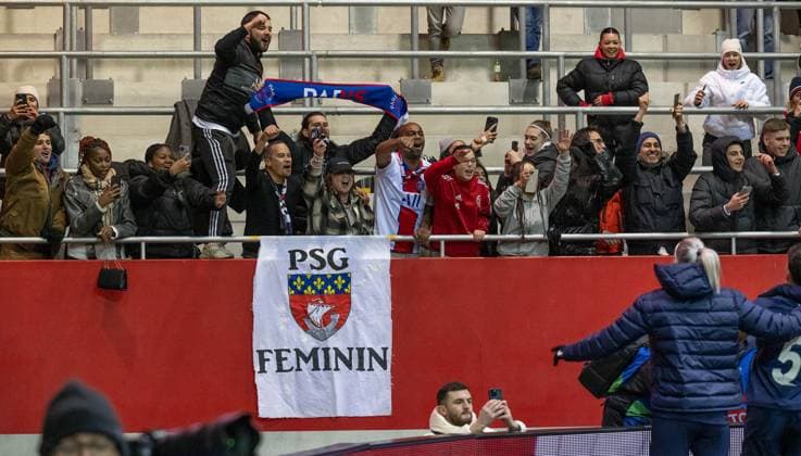 Die Fans aus Paris feiern das spaete Unentschieden - ihre Mannschaft ist damit weiter. FC Bayern Muenchen Frauen vs. Paris Saint-Germain, Fussball Champions League Frauen, Gruppenphase, 6. Spieltag, Saison 2023 2024, 30.01.2024. FC Bayern Muenchen Frauen vs. Paris Saint-Germain, Fussball Champions League Frauen, Gruppenphase, 6. Spieltag, Saison 2023 2024, 30.01.2024. Muenchen Copyright: xEibner-Pressefoto HeikexFeinerx EP_HFR