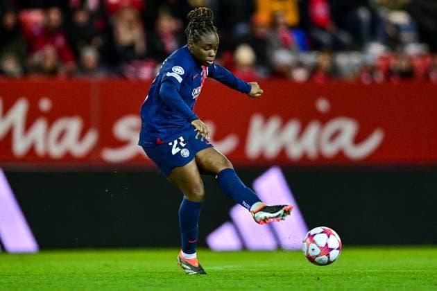 Sandy Baltimoe (PSG, 21) am Ball, Freisteller, Ganzkörper, Einzelbild, Aktion, Action, 30.01.2024, München (Deutschland), Fussball, UEFA Womens Champions League, Gruppe C, FC Bayern München - Paris Saint-Germain