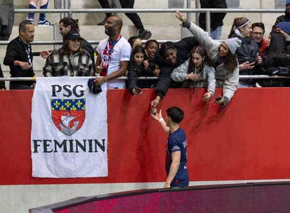 Elisa De Almeida (Paris Saint-Germain, 5) feiert mit den mitgereisten Fans. FC Bayern Muenchen Frauen vs. Paris Saint-Germain, Fussball Champions League Frauen, Gruppenphase, 6. Spieltag, Saison 2023 2024, 30.01.2024. FC Bayern Muenchen Frauen vs. Paris Saint-Germain, Fussball Champions League Frauen, Gruppenphase, 6. Spieltag, Saison 2023 2024, 30.01.2024. Muenchen Copyright: xEibner-Pressefoto HeikexFeinerx EP_HFR