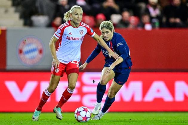 v.li.: Pernille Harder (FC Bayern München, FCB, 21) Korbin Albert (PSG, 24) im Zweikampf, Duell, duel, tackle, Dynamik, Action, Aktion, 30.01.2024, München (Deutschland), Fussball, UEFA Womens Champions League, Gruppe C, FC Bayern München - Paris Saint-Germain